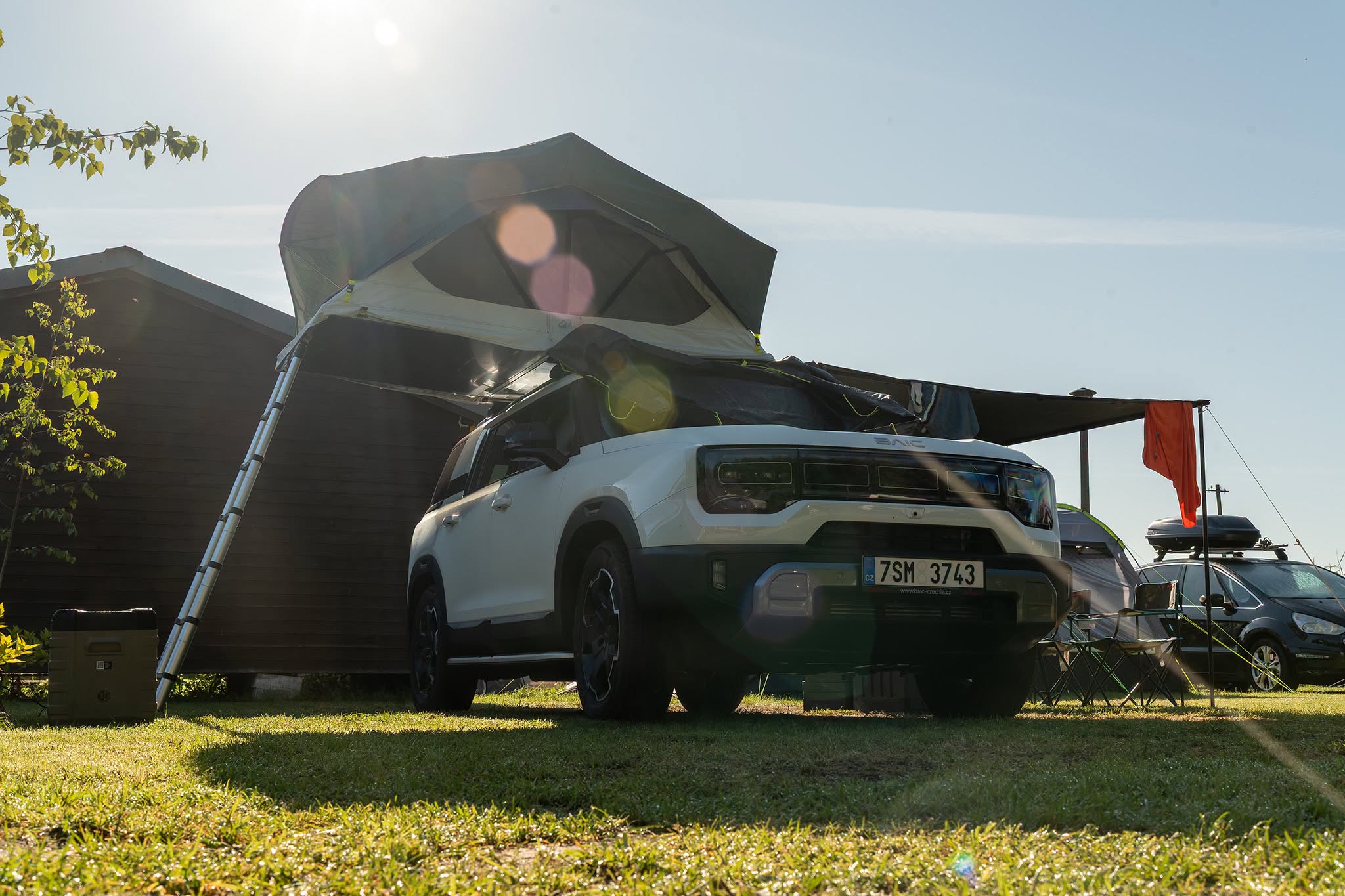 BAIC BJ30 se střešním stanem a markýzou